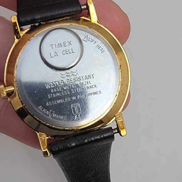 Vintage Watches Timex Quartz Gold Case Watch with Bold Dial & Leather Band - Picture 8 of 10